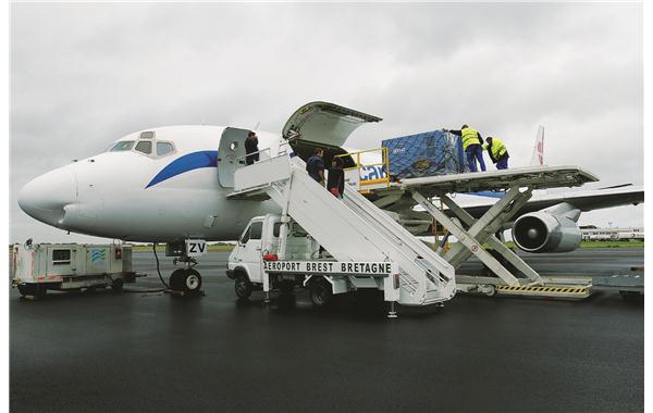 Transporting a soundproofed generating set in an aircraft