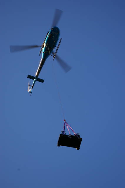 Electricity production on an isolated site: helicopter transport of a generating set