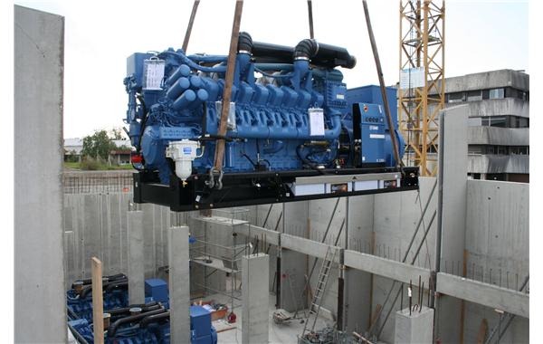 lifting an SDMO electric generator 