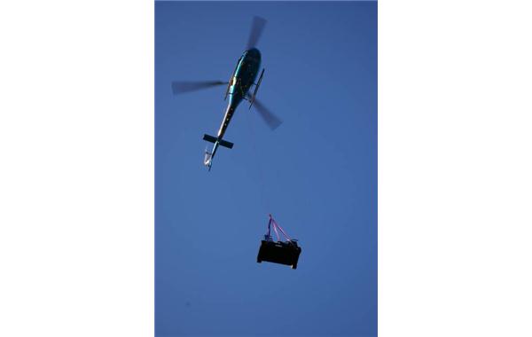 Producción de electricidad en instalación aislada: transporte de un grupo electrógeno en helicóptero